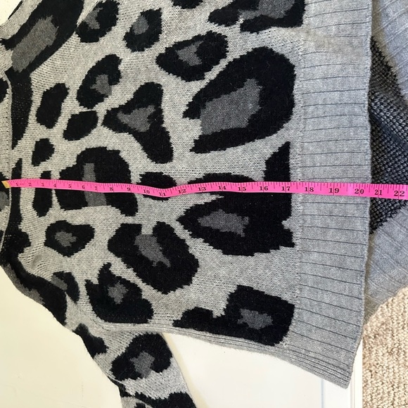 Neely Gray Cheetah turtleneck oversized sweater size Medium - Picture 9 of 9